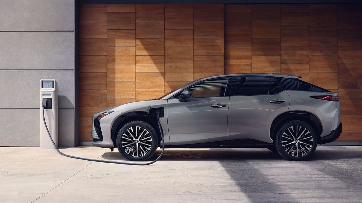 El Lexus RZ evoluciona: nueva batería y volante por cable